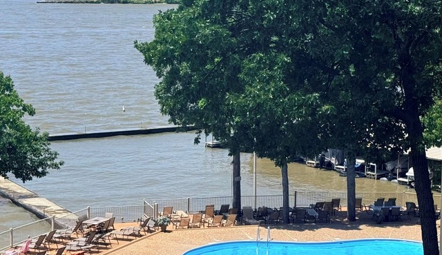 Lakefront Condo Balcony & Pool Near Margaritaville, Redheads Grill, Shorty Pants