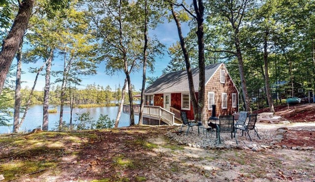 Lakefront cottage with deck, patio, firepit, AC & W/D - secluded location