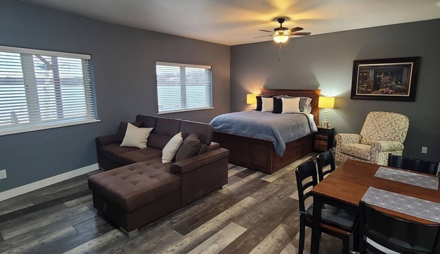 Lakefront Ensuite Retreat/Full Kitchen, Private Entry, & Lake Access