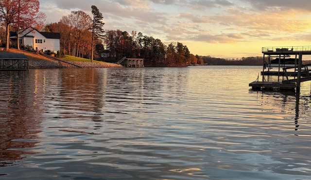 Lakefront Paradise on Lake Norman-Sleeps 12, Pet-friendly, Private dock, kayaks