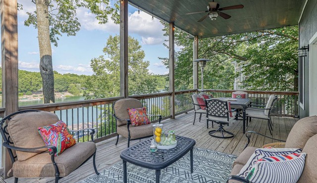 Lakefront, private swim dock, kayaks, paddleboards, grill, 1 hour from KC.