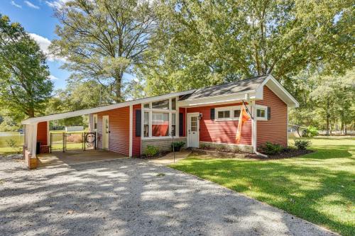Lakeside Bungalow at Cedar Pines Lake