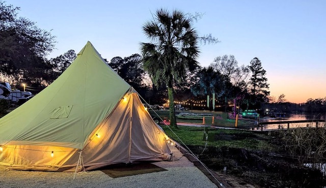 Lakeside Glamping Tent with Kayaks & Spacious Deck in Eutaw Springs, South Carolina