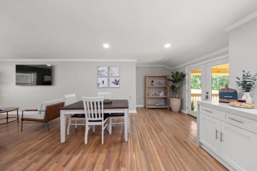 Lakeview Retreat - Family-Friendly - Near Downtown