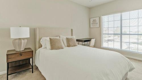 Landing Stunning 1BD Pool Gym