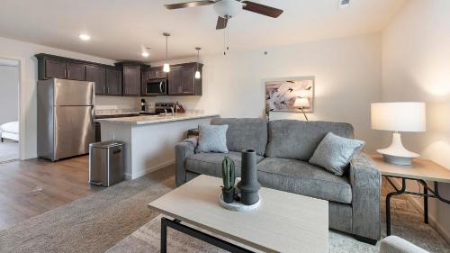 Landing Stylish 1BD Pool Clubhouse