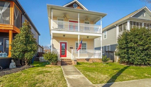Large 4 bedrooms| 8 beds | Pet Friendly | On the Plaza