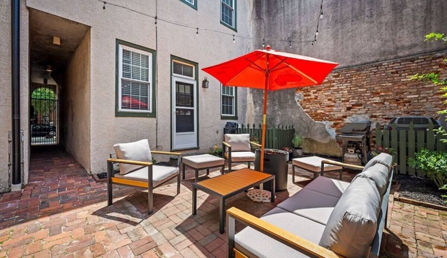 Large home on a quiet street close to attractions in Baltimore