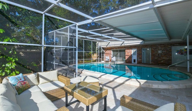 Large home w/ private pool & garden near Downtown Pet Friendly Beautiful Decor