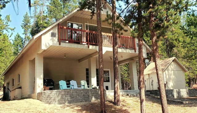 Large Waterfront Cabin on Crescent Creek near Crater, Crescent, and Odell Lake.