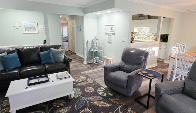 Last minute open weekend July 11 &12 8 min walk to Shipyard beach w/locker