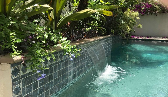 Lido Key Oasis -Heated Pool/Walk to Beach & St. Armands - Separate In-Law Suite
