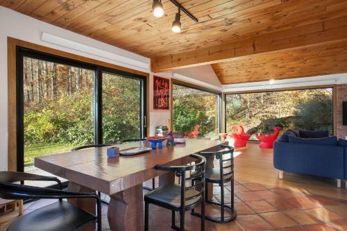 Light-Filled GB Oasis, Trails, Lake, Fireplace