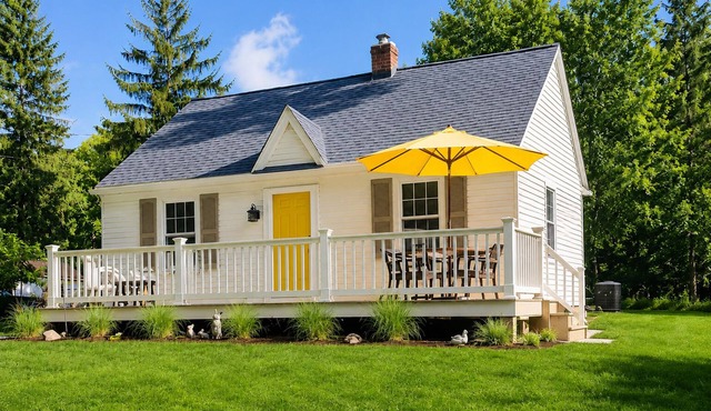 Linny's Cozy Southwick Retreat Near the Lake