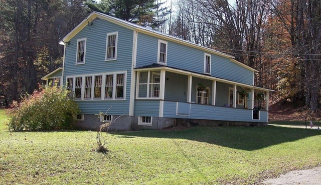 Little Cabin, rustic 4 bedroom near Mt. Snow and Berkshire East