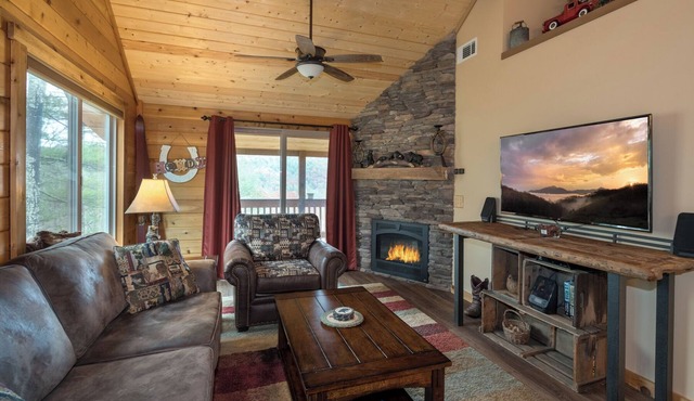 Log Cabin, Great views, Hot Tub, Large Deck, Privacy, Horse and Pet-Friendly