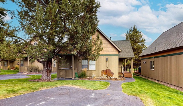 Lovely home with deck, shared pool, gym, hot tub, & tennis