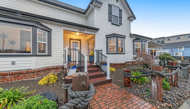 Lovingly restored, century-old home with river view & saloon bar - prime locale in Florence