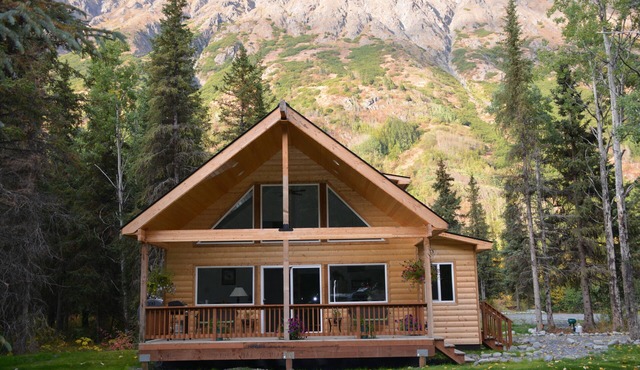 Lower Paradise Log Cabin in Moose Pass