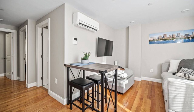Lux 2nd floor 3brm/1bath