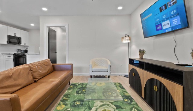 Luxury 1BR Suite in the Heart of Montrose - Minutes from Med Ctr and Downtown