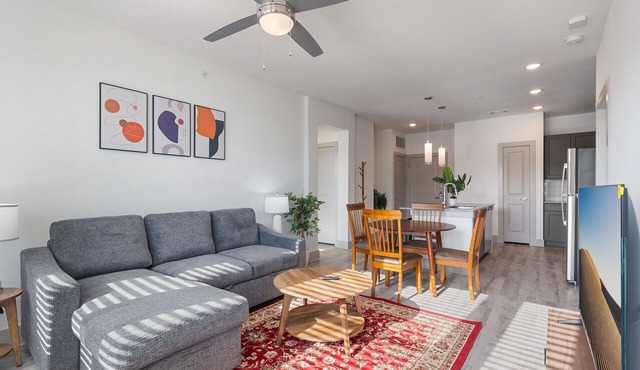 Luxury 2BD/2BA Next to Airport 3689