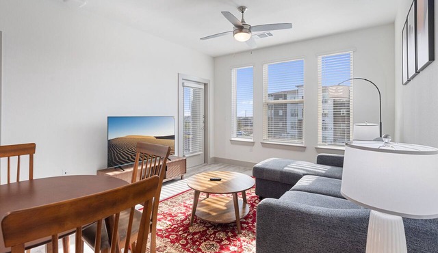 Luxury 2BD/2BA Next to Airport 0i16
