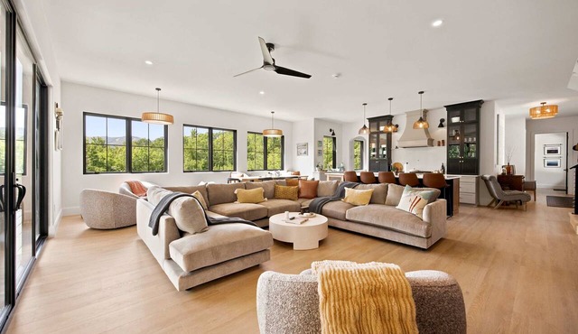 Luxury 6 Bed House with Hot Tub, Sauna, Gym & Game Room