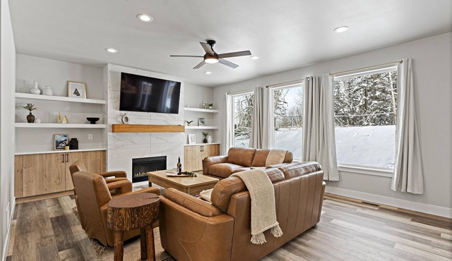 Luxury home w/Private Hot Tub Close to airport, shopping, hiking, biking, skiing