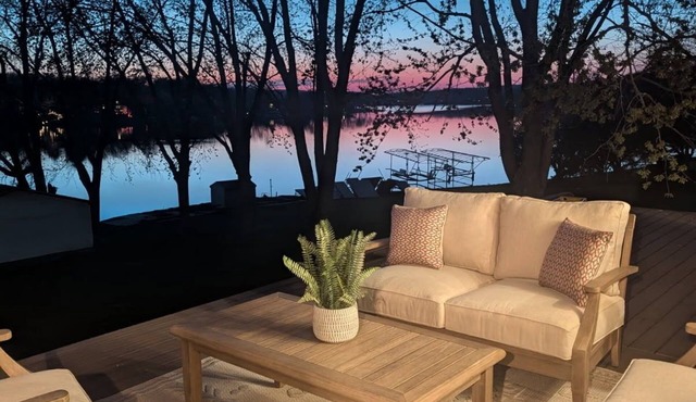 Luxury Lakefront Escape in Panora