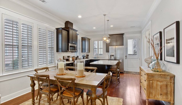 Luxury New Modern Townhouse With Parking Spot!