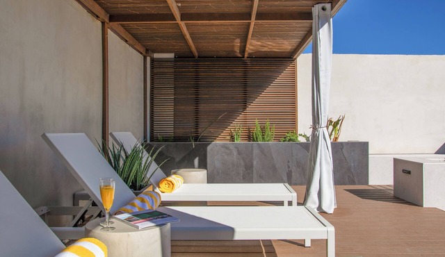 Luxury Resort-Style DESIGNER HOUSE, minutes to Strip +POOL +SPA