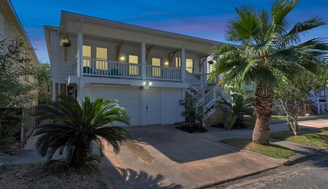 M Avenue Trio | Whole Historic Triplex Sleeps 19 Walk to Galveston Beach