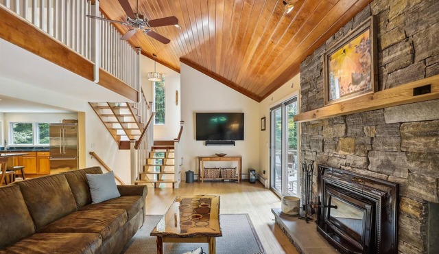 Maple House: 4 br, fireplace, a/c, hot tub, deck, community summer pool!