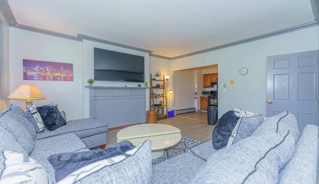 Massive 4BD/3BA 2-Fl Townhouse Apt Downtown Albany in Albany