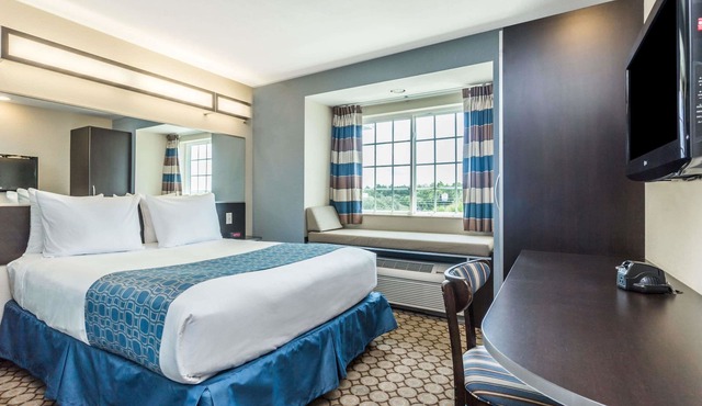 Microtel Inn & Suites by Wyndham Spring Hill/Weeki Wachee