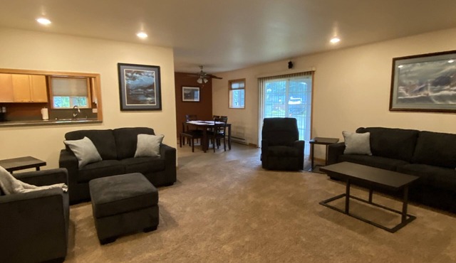 Midtown Hideaway-Spacious comfortable home w/firepit.