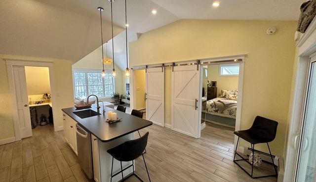 Modern 1 bedrm apartment, screened in deck, laundry, AC, kitchen, outdoor grill. in Orono