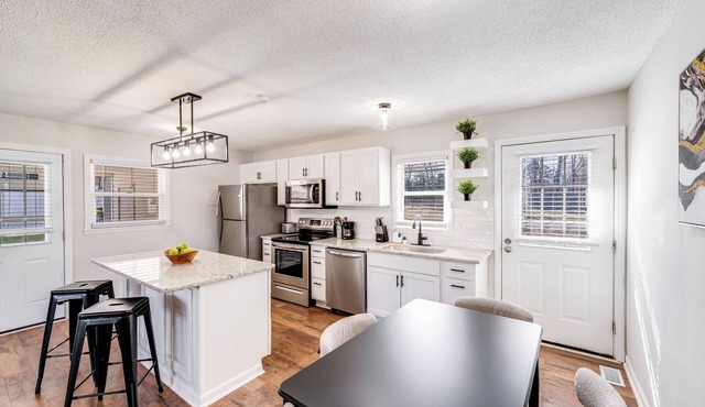 Modern 3BR Ranch, Near I-77