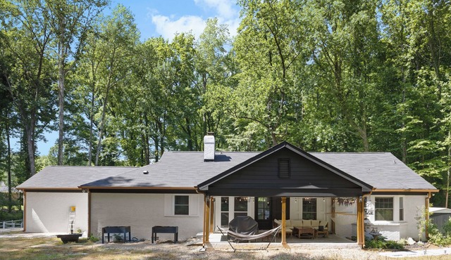 Modern 5BR Retreat w/Game Room, Patio & Private Backyard 13 min to Uptown