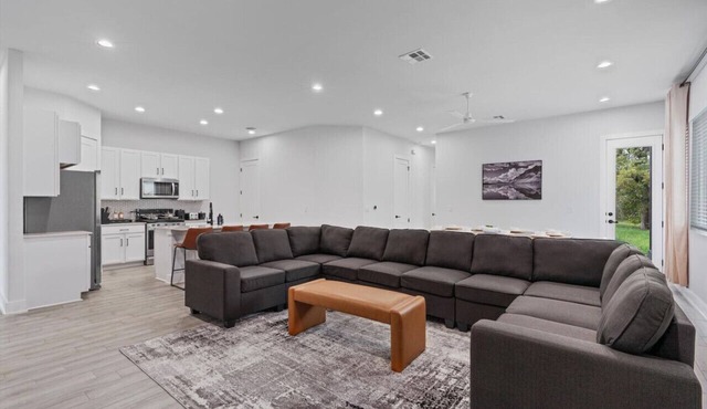 Modern Austin Getaway & Near Downtown, Lake Travis & Event Venues!