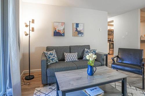 Modern Cozy next to Microsoft, Queen Bed, Parking in Bellevue