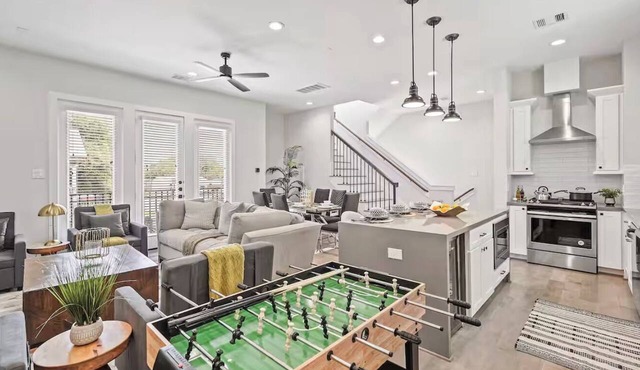 Modern Houston Retreat- 2 Car Garage Parking