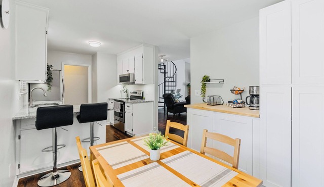 Modern Private Ranch Very Fast WiFi Vast Fenced Yard+Big Deck+Fire Pit! in Mint Hill