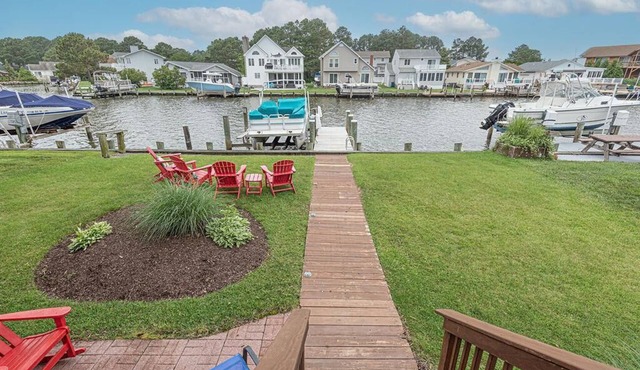 Moonshell - Waterfront, 3 Bedrooms, 2 Bathrooms, Sleeps 6, Non Group Rental