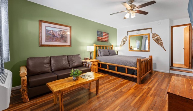 Morning Glory | Queen Suite for 4 w/Sleeper Sofa