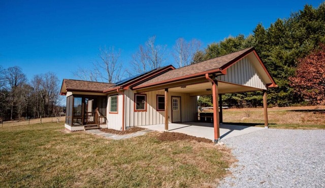 Mountain Apple Orchard Cottage| Views & Farm Charm