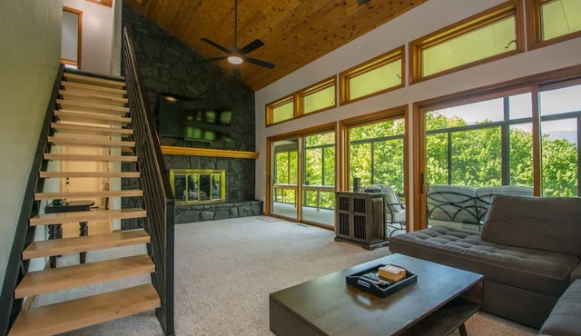 Mountain View 3BR w Sunroom Close to Ski Trails