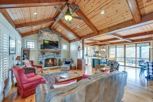 Mountain-View Georgia Cabin w/2 Decks
