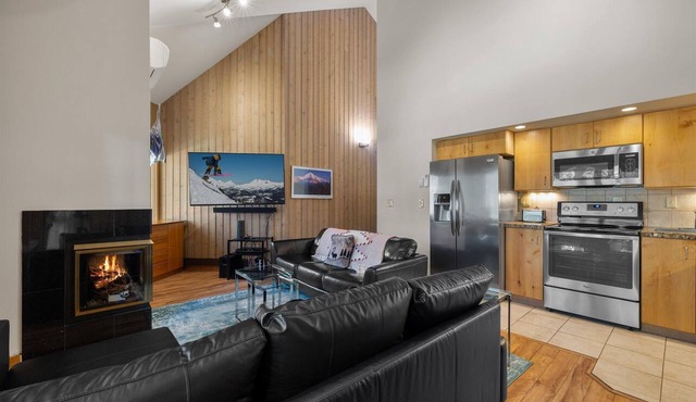 New! Cozy Bend Escape | Hot Tub | Forest Views